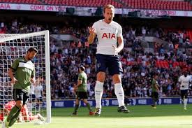 La capacité d'accueil est énorme, avec plus de 99 000 places dans les tribunes, mais le terrain, lui, ne mesure que 105 mètres de longueur pour 68 mètres de largeur. Tottenham A Wembley Ou Le Probleme Du Terrain Qui Grandit L Equipe