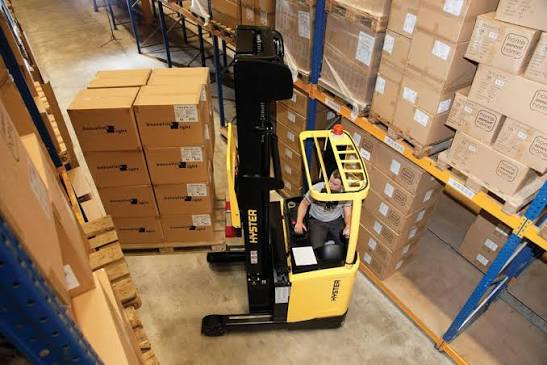 xe nâng điện vận hành trong môi trường kho hàng hiện đại