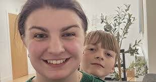 Annog plant awtistig i rwystro ac adrodd