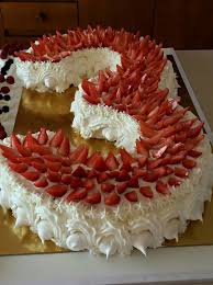 Torte con decorazioni, originali e particolari anche per bambini di un anno. Pan Di Spagna E Crema Per Questa Torta Di Compleanno Alle Fragole Basta Divider Torte Di Compleanno Torte Di Compleanno Numero Torte Di Compleanno Per Bambini