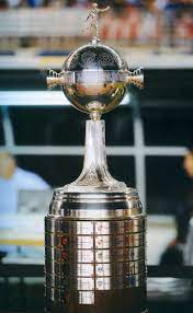 La conmebol libertadores, el torneo de fútbol más prestigioso de sudamérica. Conmebol Copa Libertadores Trophy South American International Clubs Http En Wikipe Copas De Futbol Copa Del Mundo De Futbol Fotos Del Equipo De Futbol