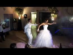 Vous Cherchez Une Alternative A La Traditionnelle Valse Pour Ouvrir Le Bal Lors De Votre Mariage Certains Couples Pr Ouverture De Bal Choregraphie Mariage Bal