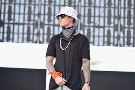What Are You Wearing Justin Pop Brat Bieber Dons Bizarre Hat And Two Bandanas For Surprise Coachella Gig Justin Bieber Bandana Justin Bieber Style Justin Bieber