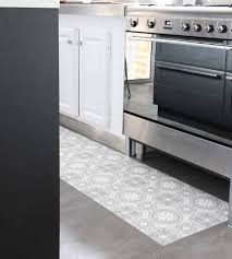 Creer Un Tapis En Vinyle Pour Votre Cuisine Facilement A Partir D Une Coupe Effet Carreauxdeciment Vinyle Carreaux De Ciment Carreau De Ciment Sol Vinyle
