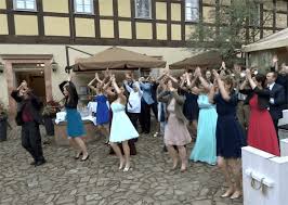 A flash mob (or flashmob) is a group of people who assemble suddenly in a public place, perform for a brief time, then quickly disperse, often for the purposes of entertainment, satire, and artistic expression. Steffi S Hochzeitsblog Wie Organisiere Ich Einen Flashmob Als Hochzeitsuberraschung