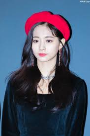 Tzuyu With Beret Hat Selebritas Kecantikan Fotografi