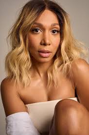 Sarah Hollis's Instagram, Twitter & Facebook