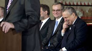Reagoval tak na projev prezidenta republiky miloše zemana. Karel Schwarzenberg A Miroslav Kalousek Behem Inauguracniho Projevu Milose Zemana Photo Couple Photos Scenes