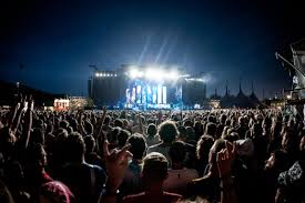 Rond acht uur 's avonds barstte tijdens de 45e. Eric Corton Over Pinkpop Het Was Of Thor In Zijn Hellewagen Door De Hemel Reed 3voor12