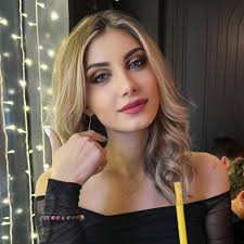 ردت بيلا حديد على تعليق المعجبين على إطلالتها أثناء إغلاق برنامج فيكتوريا  سيكريت مرتدية زوج ضخم من الأجنحة البيضاء