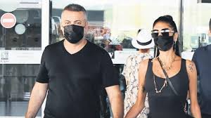 Yalçın, eşinin yaş gününde yemek masasının üzerine manken oturttu. Yfxwyajumpumim
