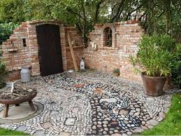 Ruinenmauer Im Garten Selbst Gebaut Backsteinmauer Garten Gebaut Ruinenmauer Selbst In 2020 Shed Landscaping Patio Backyard