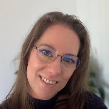 A Light tok? Cuteeee.. But probably with expensive shipping fees, I can't  order from SM cuz if a item costs 15 euros they put like 80 for shipping..  Crazy.. The membership will