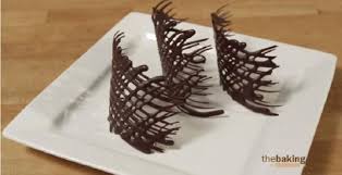 Comment Faire Facilement Des Decorations En Chocolat 6 Motifs 6 Trucs Decoration Chocolat Chocolat Deco Chocolat