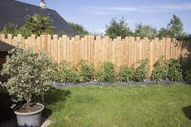 5 clôtures de jardin aussi belles qu'efficaces. Votre Cloture En Bois Signee Daniel Moquet Amenagement Jardin Cloture Cloture Bois Barriere Bois Jardin