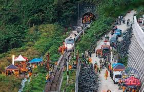 太魯閣火車出軌 8產壽險公司啟動應變措施 工商時報 陳欣文 , 魏喬怡 2021.04.02 太魯閣號火車脫軌事故，引發重大傷亡，各產壽險公司都嚴陣以待。 å°éµå‡ºè»Œçˆ†é»'å¹• å·¥ç¨‹è»Šå¡æ¨¹å¢æ•'æ´å¤±æ•—æ€ªæ‰‹å¸æ©Ÿå¹«å€'å¿™ææˆè»Šç¦å…±çŠ¯