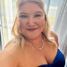 Anyone want to continue trading friendship bracelets in the mail? Trying to  keep Taylor alive now that I have no life left to look forward to lol