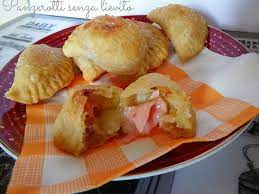 Preparati tradizionalmente con lievito di birra e poi fritti in olio bollente, qui vengono proposti in una versione rapidissima. Panzerotti Senza Lievito Ricetta Golosa I Sapori Di Casa