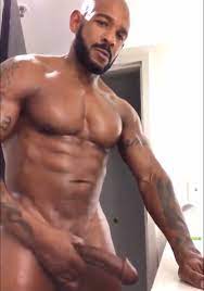 Naked male muscle: Sexy tatted muscle DILF - ThisVid.com