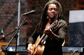 Tracy Chapman is 'Talkin' 'bout a Revolution' in rare TV performance.