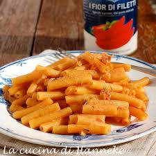Solo farina di lenticchie rosse per un piatto di pasta davvero unico, sostanzioso, ad alto contenuto di proteine e fibre. Pasta Di Farina Di Lenticchie Con Un Saporito Sugo