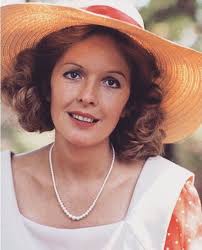 Ảnh của Diane Keaton trẻ tuổi trong vai Kay Adams trong phim trường "The  Godfather" (1972) và "The Godfather Part II" (1974).