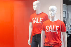Partie d'un mannequin homme vêtu de vêtements décontractés avec la vente de  texte dans un grand magasinage pour les concepts de shopping, de mode et de  publicité. place pour le texte |