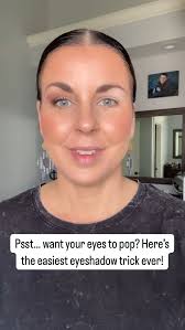 The easiest way to apply gorgeous eyeshadow!! Need these colors? COMMENT  GOLD! #makeuplover #glam #eyeshadow #bridal #makeuplooks #makeuplook #makup  #eyemakeup #obsessed #skincare #glowup