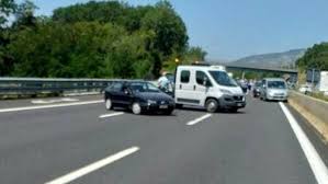 Un grave incidente stradale si è verificato da poco sull'autostrada del sole, carreggiata sud, in territorio del comune di ceprano. Incidente Fatale Sull A1 Morti Nonno E Nipote Di 12 Anni Erano Diretti Ad Angri