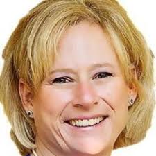 Lisa Bates (@traveldivalisa)