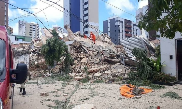 Resultado de imagem para desaba o Edifício Andreia em Fortaleza matando 9 pessoas"