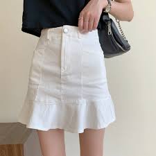 Chân váy đuôi cá phối với áo croptop.