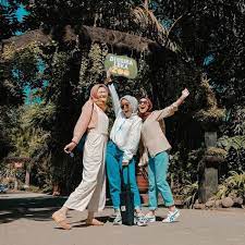 Di usianya yang masih 16 tahun, ia bisa dibilang sangat mandiri karena sudah bekerja paruh waktu di salah satu restoran cepat saji. 55 Ide Sahabat Bertiga Sahabat Foto Sahabat Foto Teman