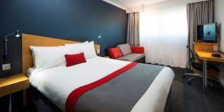 The shakespeare's birthplace attraction and the holy trinity church can be reached in 10 minutes on foot. Holiday Inn Express Hotel Warwick Stratford Upon Avon