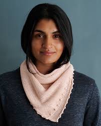 With cheery, little spheres dotting its perimeter, our Bobble Edge Wrap by  @juliaadamspatterns balances elegance and exuberance to bring a bit of  joyful beauty to your needles this summer. 🥰 Regularly-spaced bobbles