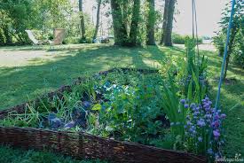 Das Gemusebeet Ist Mit Einem Kleinen Weidezaun Abgegrenzt Gemusebeet Kuchengarten Garten