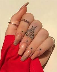 Les deux mousquetaires étaient déjà arrivés et pelotaient ensemble. 32 Idees De Tattoo Doigts Tattoo Doigts Doigt Tatouage
