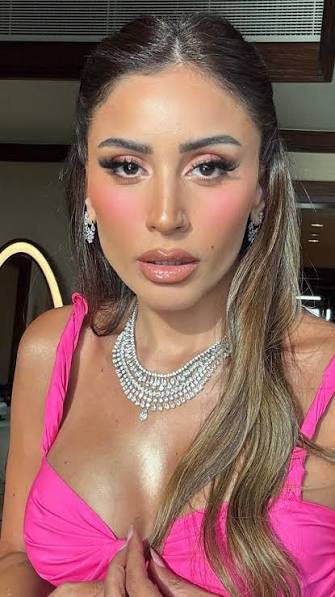 بالفوشيا المضيء....دينا الشربيني تستعرض اطلالتها الجميلة في أحدث ظهور لها ,  ما رأيكم بتنسيق اللوك؟ , @dinaelsherbinyy