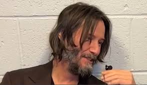 Hey baby, it's me, Keanu reeves I'm letting you know straight up so there's  no confusion. If you're chatting with anyone else thinking it might be me,  please block them immediately. I