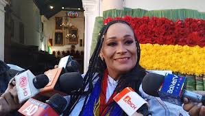 Embajadora de Colombia en Bolivia, Elizabeth García, realiza la entrega de  una ofrenda floral en homenaje a Juana Azurduy en la Casa de la Libertad.,  #ADICHradio | ADICH Radio 100.6 FM | Facebook