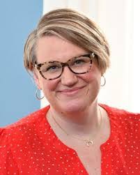 Kari Hammer's Instagram, Twitter & Facebook