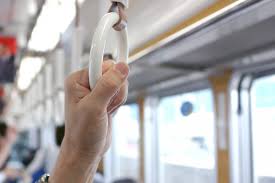 電車でイケメンがもたれかかってきた！もたれる相手に選ばれた訳 | INTELIVIA