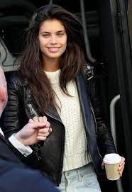 About 205 results (0.38 seconds). Sara Sampaio Starportrat News Bilder Gala De