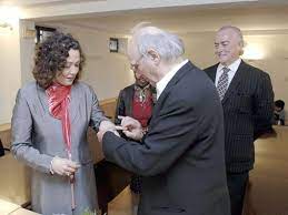Carlos saura atarés (huesca, 4 de enero de 1932) es un cineasta, fotógrafo y escritor español, de amplio prestigio internacional. en 1978 comienza su relación con mercedes pérez (1960), con la que contrae matrimonio en 1982 y con la que tiene tres hijos, manuel (1981), adrián (1984) y diego. Carlos Saura Y Eulalia Ramon Se Han Casado