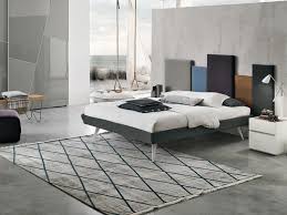 Scorri la pagina per vedere i il fondo del contenitore composto da 2 pannelli in mdf con maniglie e con 2 piedini ciascuno per scaricare il peso del contenuto del cassettone. Letto Matrimoniale Con Gambe Letto Sistema Skyline Tomasella A Prezzo Ribassato