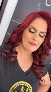 Maquillaje y peinado para la señora elegante