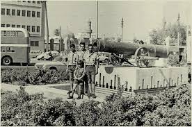 بغداد منطقة الميدان قرب وزارة الدفاع عام 1972 صورة توثيقية مهمة لطوب أبو خزامة الشهير وصورة تذكارية لوفد من الكشافة السورية Baghdad Baghdad Iraq Iraq