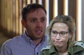 בין רוזנפלד לפצרית יש עם שרואה הכל❗️ ארי רוזפלד ישב במרתפי שבכ חודשים על  הדלפה מועילה למדינת ישראל. הפצרית שוחררה לביתה לאחר שיבוש מהלכי חקירה,  פגיעה בביטחון המדינה בזמן מלחמה וניצול תפקיד