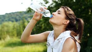 Wenn sie genügend wasser trinken braucht es zeit, bis sich die erde bzw. Das Passiert Im Korper Wenn Man Zu Viel Wasser Trinkt