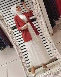 L Image Contient Peut Etre Une Personne Ou Plus Basortusu Modasi Moda Stilleri Giyim